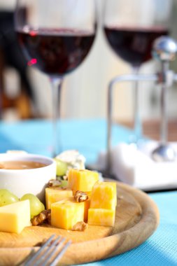 bir tabak peynir ve bal