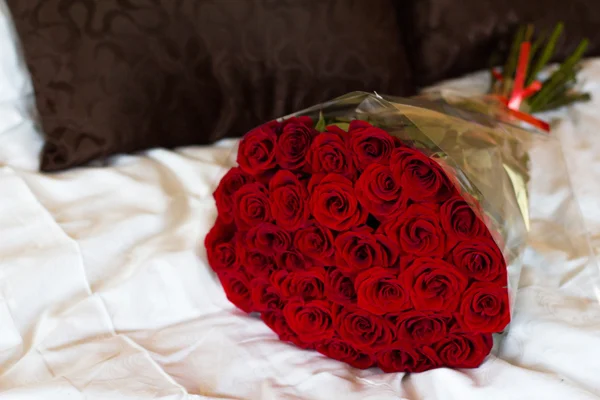 yatağa gül buketi