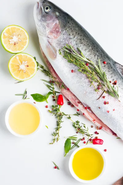 Ryby s limetkou a byliny — Stock fotografie