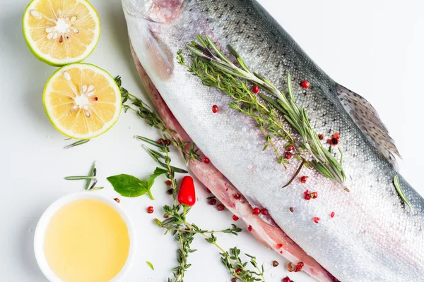 Pesce fresco con lime ed erbe aromatiche — Foto Stock