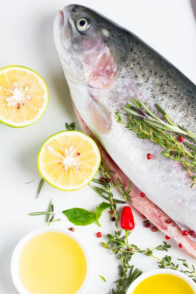 Trota con lime e peperoncino — Foto Stock