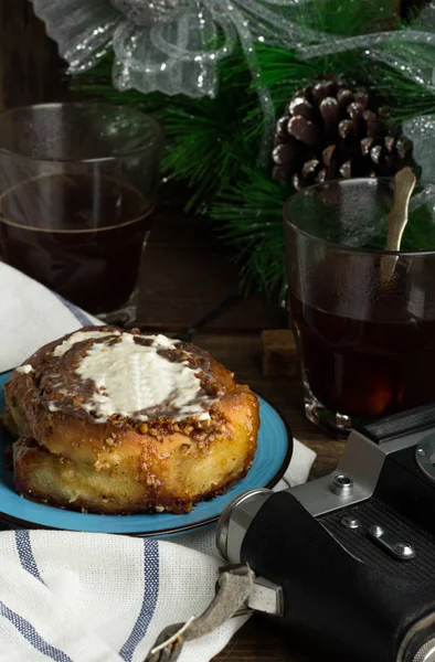 Bollo con canela y mascarpone, café — Foto de Stock