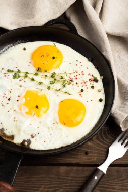 karanlık bir arka plan üzerinde kadar güneşli tarafı