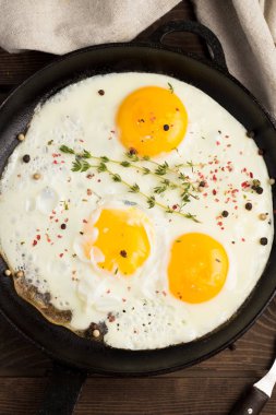 koyu arka plan portre üzerinde kadar güneşli tarafı