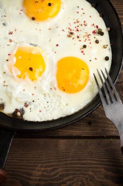 karanlık bir arka plan üzerine kekik ile kızarmış yumurta