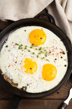 Karanlık bir arka plan üzerine biberli kızarmış yumurta