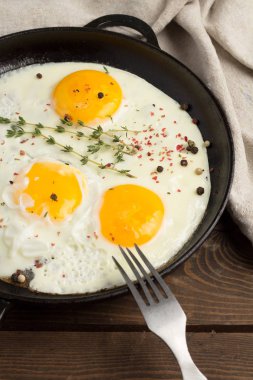 Kızarmış yumurta biber closeup ile