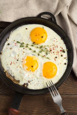 pan closeup kızarmış yumurta