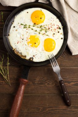 bir dökme demir tavada kızarmış