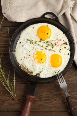 kekik ve biber ile kızarmış yumurta