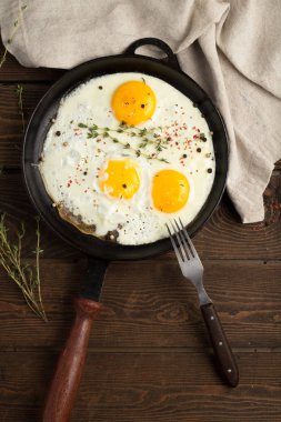 sahanda yumurta kekik ile