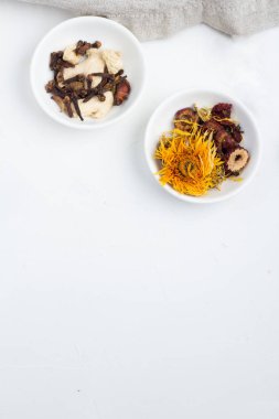 Çay yaprakları bir plaka üzerinde