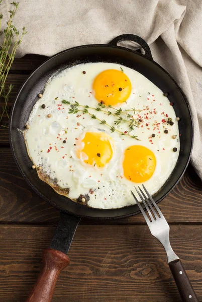 Жареное яйцо на чугунной сковороде — стоковое фото