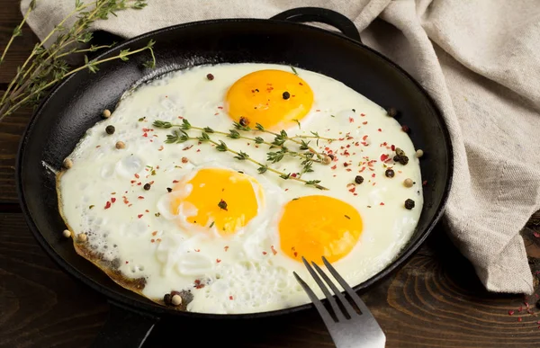 sahanda yumurta dökme demir tava üzerinde kekik ile