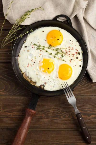 Kızarmış yumurta bir tavada biber ile