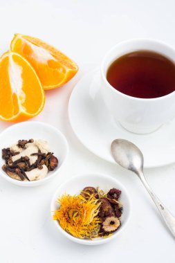 fincan çay, şeker ve baharat