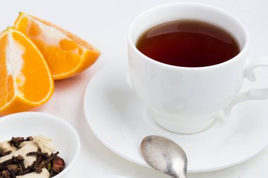 bir bardak çay, portakal ve kahverengi şeker