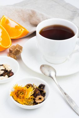 bir bardak çay, çilek ve portakal