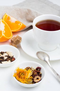 bir bardak çay, portakal ve çilek