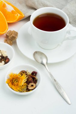 bir bardak çay, portakal ve çilek