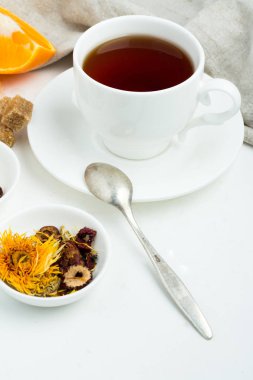 bir bardak çay, çilek ve baharatlar