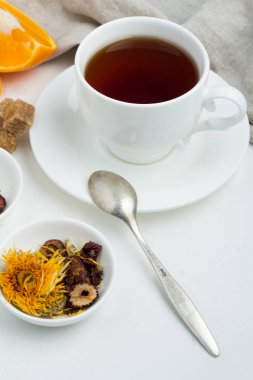 fincan çay, şeker ve baharat