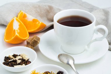 fincan çay, şeker ve portakal