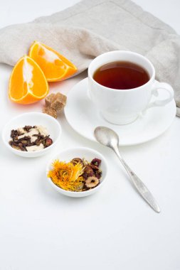 fincan çay, şeker ve portakal