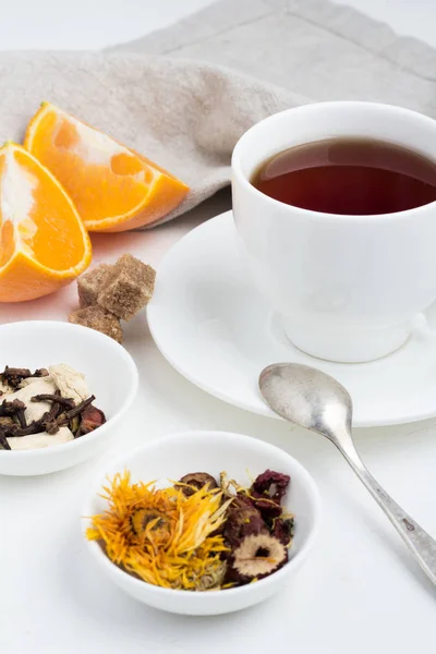 bir bardak çay, portakal ve kahverengi şeker