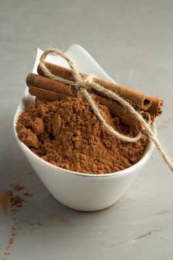 Beyaz bir plaka tarçın zemin