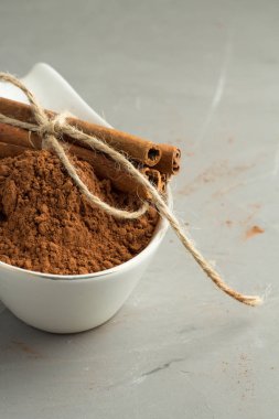 Tarçın ve beyaz bir tabak içinde kakao