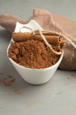 Kakao ve tarçın çubukları