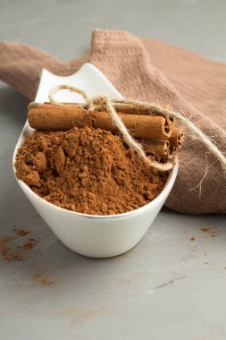 tarçın ve tarçın çubukları zemin