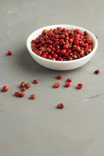 Nahaufnahme mit rosa, weißem und schwarzem Pfeffer — Stockfoto