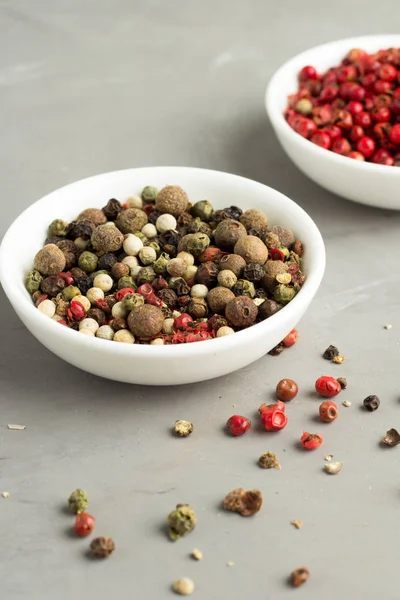 Beyaz pembe peppercorns closeup plaka