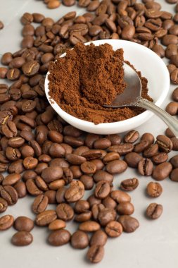 kahve çekirdekleri ve bir kaşık üzerinde çekilmiş kahve