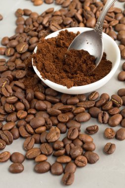 çekilmiş kahve ve çay kaşığı