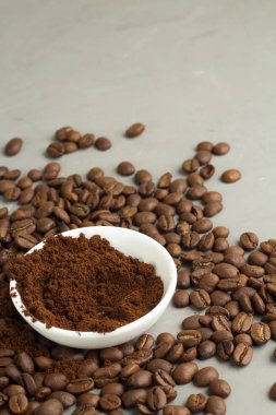 Beyaz bir tabak içinde çekilmiş kahve