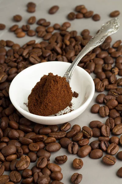 çekilmiş kahve, kahve çekirdekleri ve gri arka plan