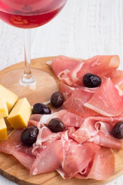 kırmızı şarap ve şarap çanağı