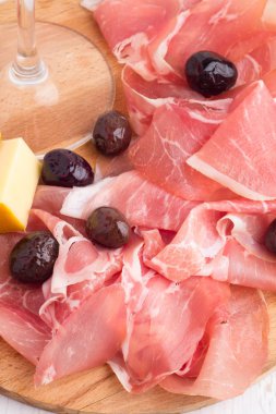 kadeh kırmızı şarap ve kurutulmuş et