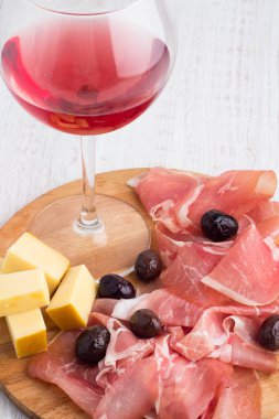 bir ahşap tahta üzerinde tedavi et