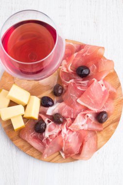 kadeh kırmızı şarap ve bir ahşap tahta üzerinde kurutulmuş et