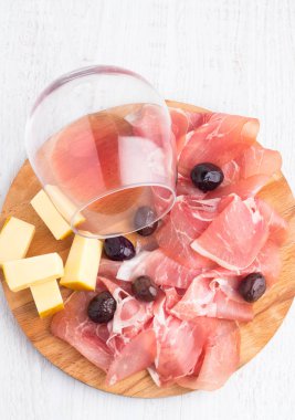 etler, zeytin ve beyaz bir arka plan üzerinde şarap tedavi