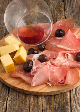 sarsıntılı, kırmızı beyaz bir arka plan üzerinde şarap