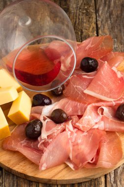 tedavi et, şarap ve zeytin