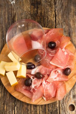 kurutulmuş et ve kırmızı şarap