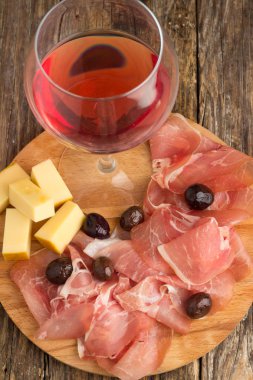 tedavi et ve zeytin ahşap arka plan üzerinde kapat