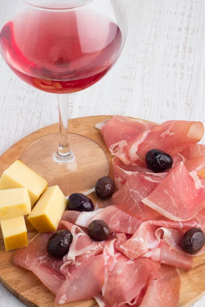 kadeh kırmızı şarap ve beyaz zemin üzerine kurutulmuş et