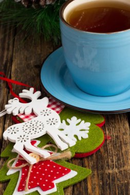 çay ve karanlık bir arka plan üzerinde oyuncaklar